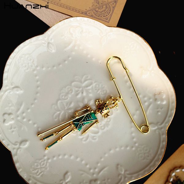 

huanzhi 2020 new human face portrait metal vintage brooch old cartoon models enamel jewelry coat accessories for women men, Gray