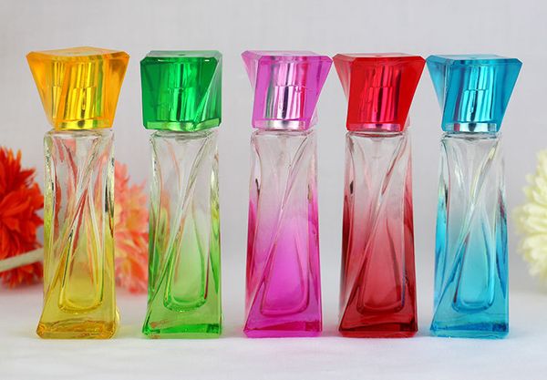 wholesale Flacone di profumo in vetro colorato da 20 ml Bottiglie spray per atomizzatore portatile di moda Flacone per campioni di profumo Contenitore nuovo