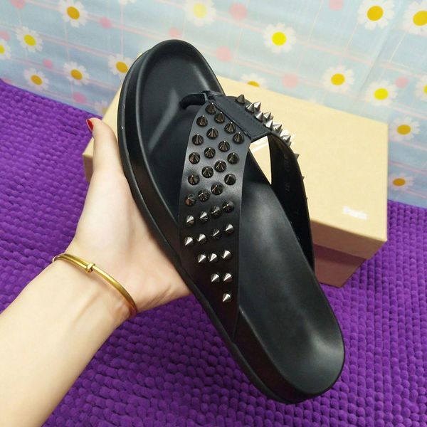 

Роскошный дизайнер Man Red Bottoms Летние тапочки Huaraches Резиновые сандалии Шипованная ш