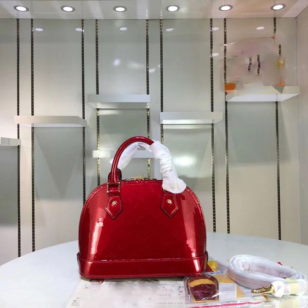 

Продажа классических сумок Alma BB с маленькими раковинами из лакированной кожи сер