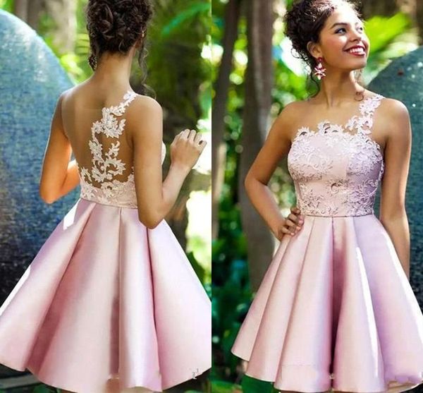 Simple Pink baratos Sheer cetim uma linha curta Vestidos Homecoming de um ombro Lace Applique plissados ​​Prom A festa de formatura Vestidos Wear