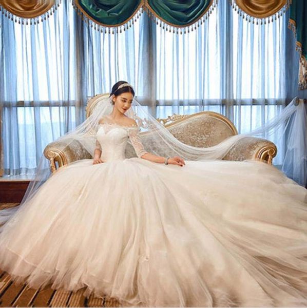 Abito da sposa su misura in pizzo tradizionale cinese con spalle scoperte Abito da sposa di design a coda lunga per l'esportazione di fabbricazione di Taiwan