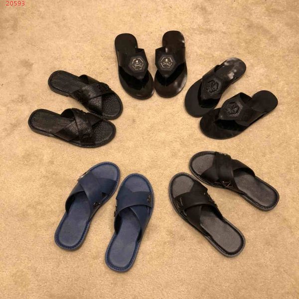 

Дизайнеры роскошных мужских тапочек 2019 года могут выбирать между черным и синим цветом с упаковкой горячей продажи