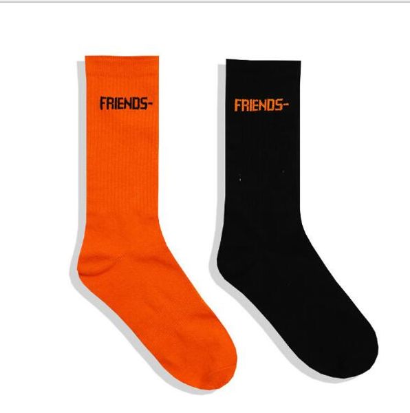 

Мода V Письмо Печатный чулок черный и оранжевый Друзья Печатные носки для мужской моды Скейтборд Hip -Hip копить