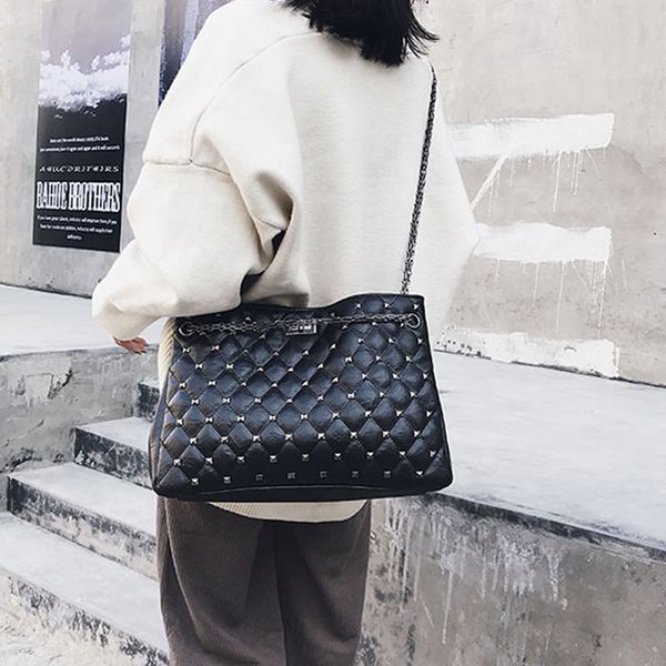 

designer-rivets shoulder bag women travel bags leather pu quilted bag female luxury handbags women rhomger chains casual tote bag