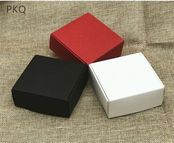 

30шт 7,5 * 7,5 * 3 см маленькой бумажных коробки для упаковки свадьбы пользы коробка черного картона soap box красной бумага шкатулка