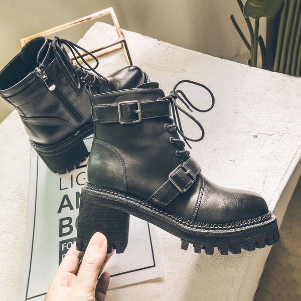 Vektor Tegak Gambar Sepatu  Boot Wanita