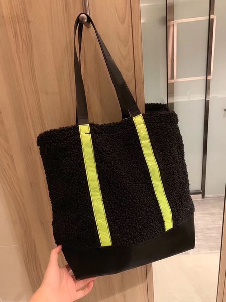 

designer luxury shoulder bag women's lamb hair large capacity portable well matched felt designer handbag fashion bags 7