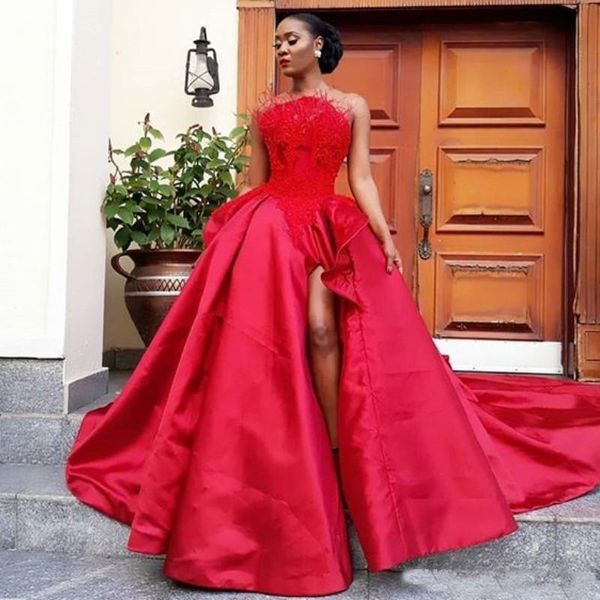 Glamouröses rotes Ballkleid-Abschlussballkleid mit Feder-Spitze-Applikation, geteilt, attraktives Promi-Partykleid, Abendgarderobe