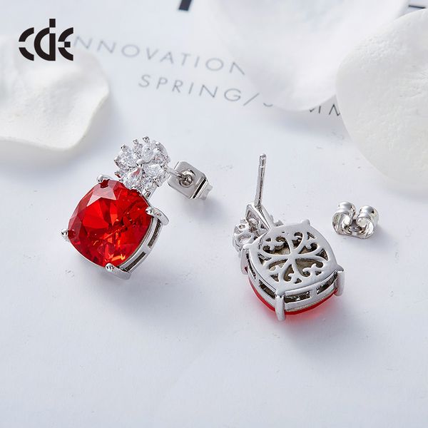 Combinazione di gioielli per unghie e orecchie con collana rossa euramerican in cristallo Swarovski alla moda