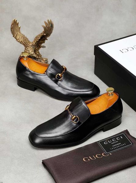 

19fw colors men bussiness dress shoes luxury italian style pointed toe formal wedding casual slip-on plus size leather man shoes madaok, Black