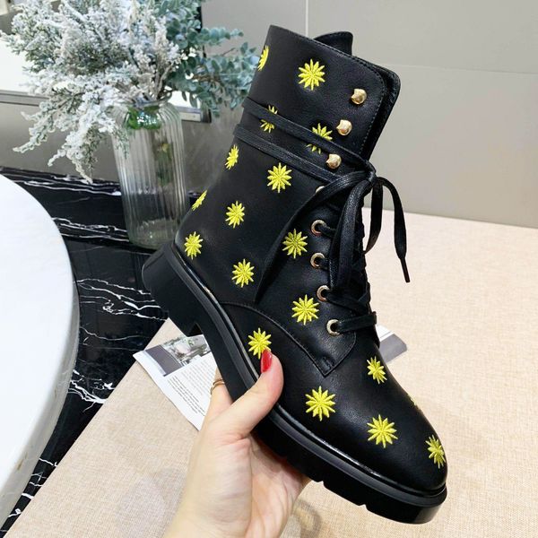 

2019 new yang mixing with the same fashionable wild women short boots natural rubber outsole factory direct original packaging, Black