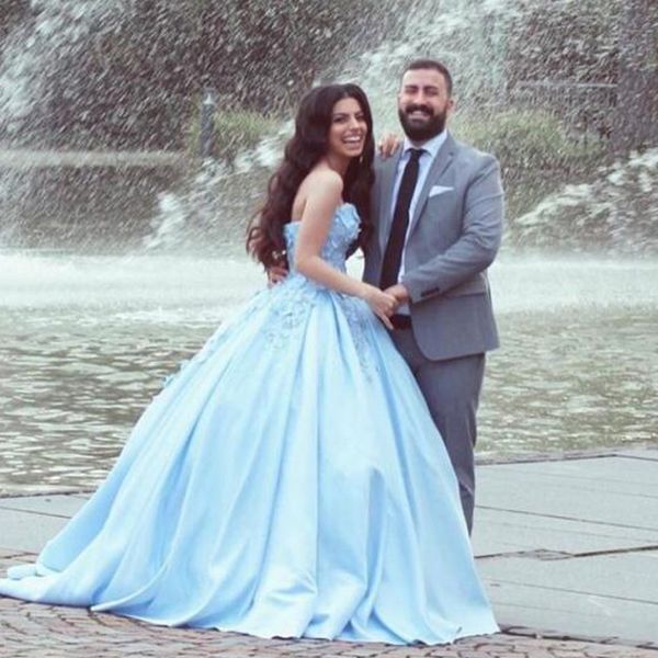 2019 Красочные арабские шариковые платья свадебные платья возлюбленные без рукавов 3D цветочные аппликации светло-голубые сатиновые свадебные платья