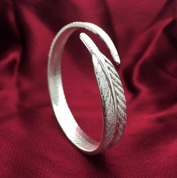 

2019 new arrival  women metal trendy antique silver plated feather bangles, Black