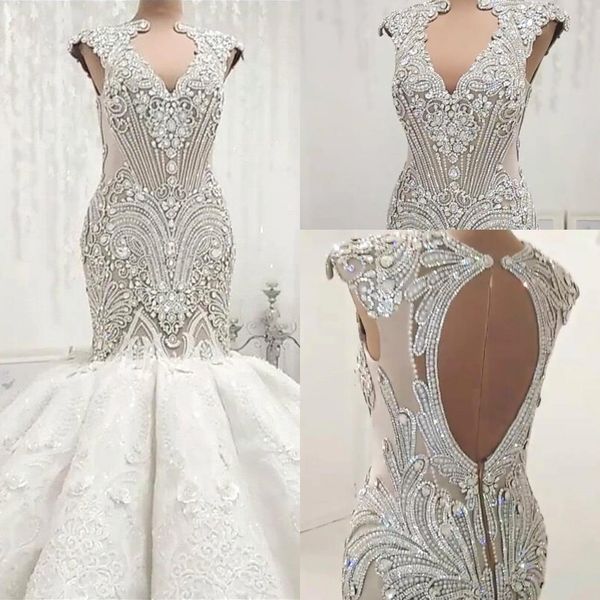 Abiti da sposa a sirena di lusso arabi Dubai che bordano cristalli Scava fuori senza schienale senza maniche Applique increspato Abiti da sposa lunghi da sposa BC0502