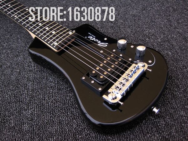 Bequeme schwarz/rot/metallic-blaue Hofner Shorty Reisegitarre, tragbare Mini-E-Gitarre mit Baumwoll-Gigbag und umwickelbarem Saitenhalter