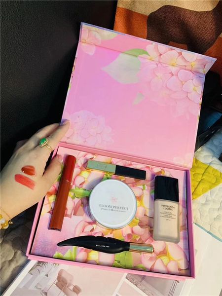 

New arrival famou 5 brand make up kit cu hion bb eyeliner lipglo lip tick foundation 5 in 1 with high quality