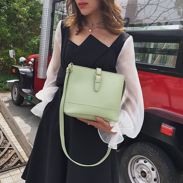 

shangxin baggage girl 2020 new chaohua chic retro baitao inclined straddle bag fashion single shoulder bucket bag