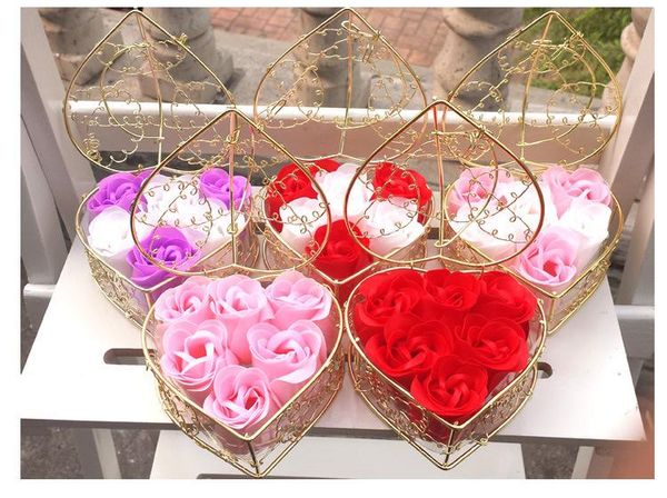 Neue handgemachte duftende Rosenseifenblume Romantische Badekörperseife Rose mit vergoldetem Korb für Valentinstag Hochzeit Weihnachtsgeschenk 6PCS Box