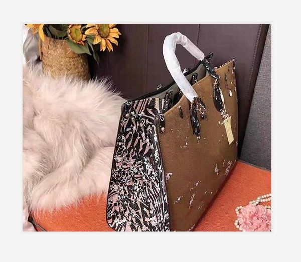 

female of fund of small round packages in hand bill lading genuine leather handbag shoulder bucket bags woman luxury women handbags oiu52345