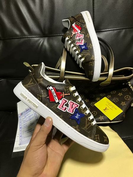 

2019 new pring and autumn quality authentic ca ual tide brand plaid printed hoe brand de ign leather 35 45