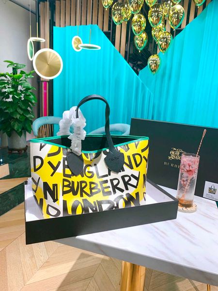 

Женские сумки новые полные печатные буквы граффити сумки крупнотоннажных тенденции уличной съемки эфирные женщин сумки size37 * 25 * 13