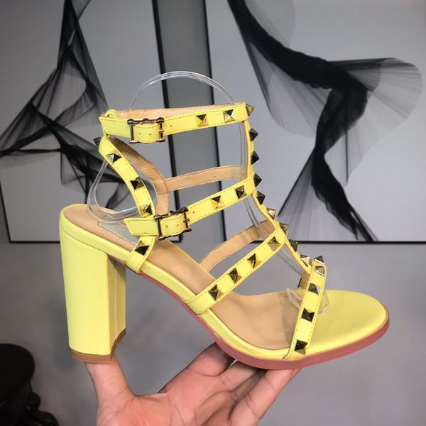 

дизайнер дамы кожаные сандалии на толстом каблуке суперзвезда дамы заклепки сандалии на высоком каблуке, чтобы отправить обувной ящик беспла, Black