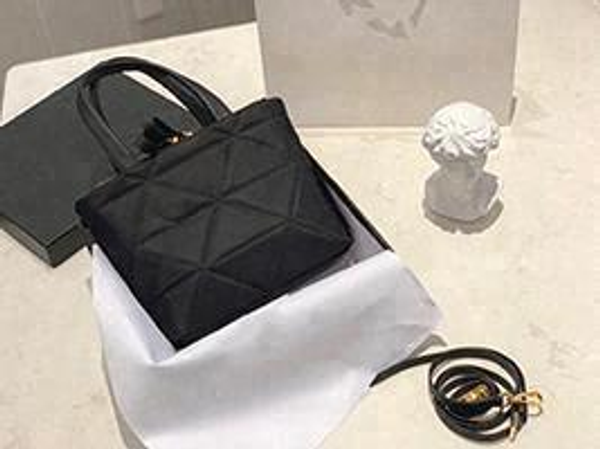 

womens classic black nylon quilted quilted portable cross body bag handbags 2020 designer luxury handbags purses women251c#