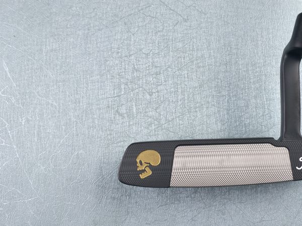 

Men Golf putter NEWPORT 2 black golden skull Golf Putting 32\33\34\35\36 inch Club Golf Club High Quality free shipping.