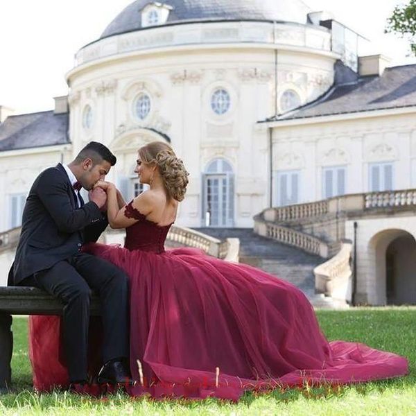 

Vintage Burgundy White Iovry Wedding Dresses Sweetheart Lace Appliqued Tulle Sweep Train Sweet Cheap Party Dress Bridal Gowns