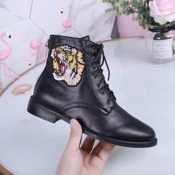 

2019 designer women shoe fashion british boots round toe martin boots buckle strap chunky heel round toes fashion embroidered ankle boots v1, Black