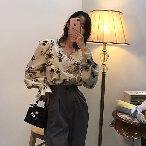 

2019 spring sweet lace v-neck ruffled long-sleeved shirt, White