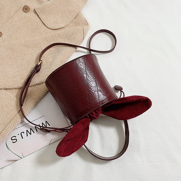 

2020 new hong kong style retro bag female korean version of the wild one-shoulder messenger fashion portable bucket