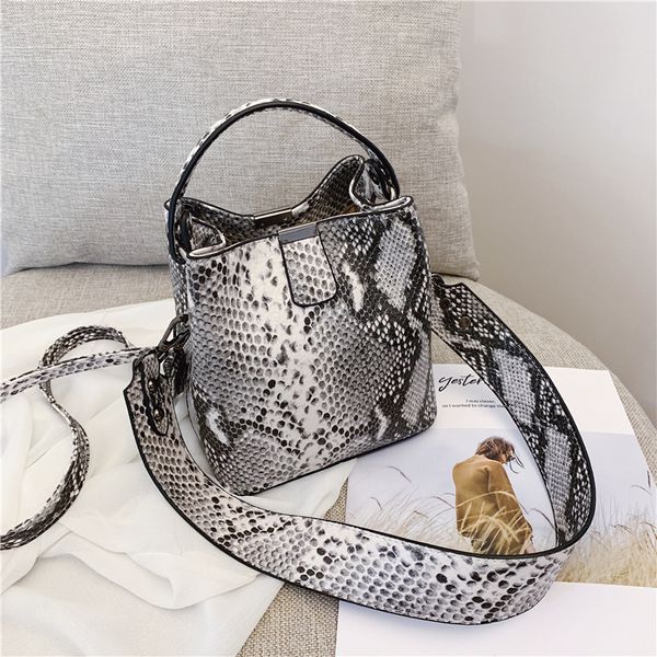 

2019 new snake pattern bucket bag handbag european and american fashion handbag retro shoulder messenger bag