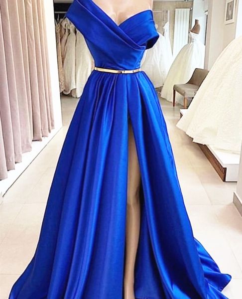Королевские синие элегантные атласные вечерние платья на одно плечо Южноафриканское платье выпускного вечера с разрезом Длинные вечерние вечерние платья с золотым поясом и рюшами