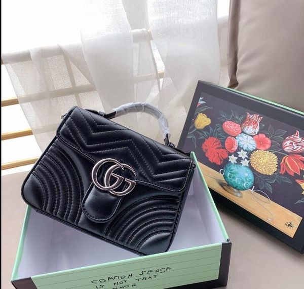 

another small detail of this bag is that it has a heart on the back, which feels like a girl's heart.the chain upgrades to import dense