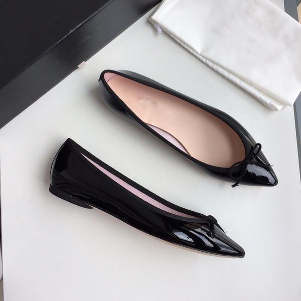

original single pointed single shoes, the latest gift box packaging, fashion ballet shoes, fully fit flat shoes, shiny patent leather fa, Black