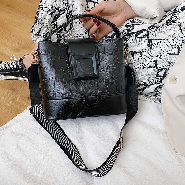 

крупнотоннажная текстурированный мешок женщина весны новая корейская версия дикого мессенджер мешок широкополосного плечо ретро ведро 2020