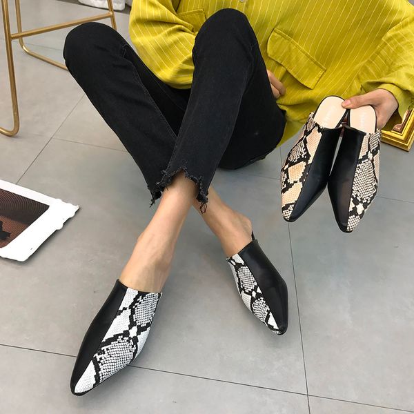 Heißer Verkauf-sexy Frauen Schlangenhaut-Muster-Zeige-Zehe-Schuhe-Plattform Sandalen Slipper-flach-boden-spezige farbe passende halbe Hausschuhe