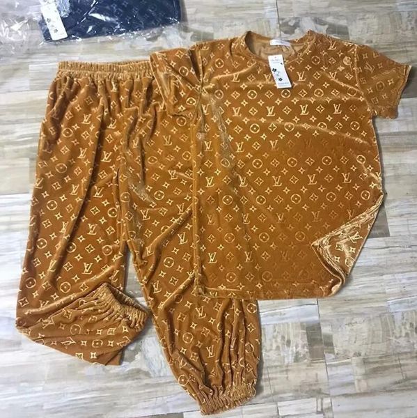 

Весна и осень 2020 новые 3D тисненые буквы приливной золотой бархат блузку и брюки потерять тонкий большой размер короткий рукав пуловер