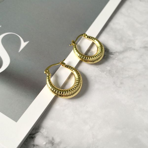 

2020 new gold color geometric earrings hollow thick hoop earrings for women elegant minimalist earring party jewelry, Golden;silver
