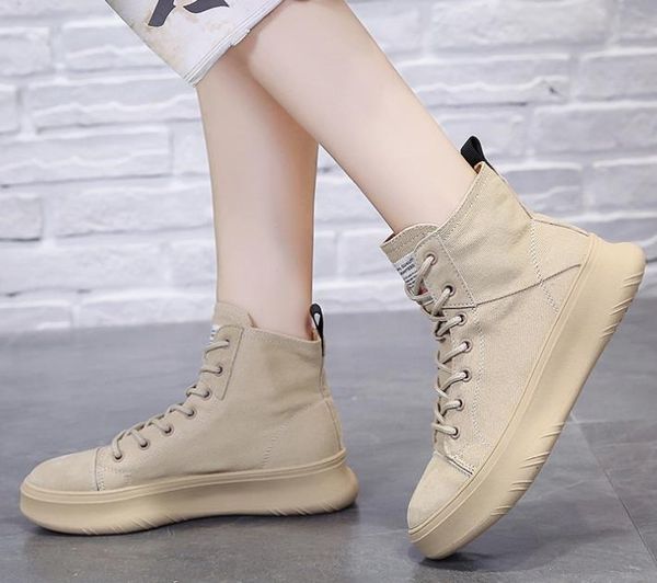 mujeres con botas de trabajo