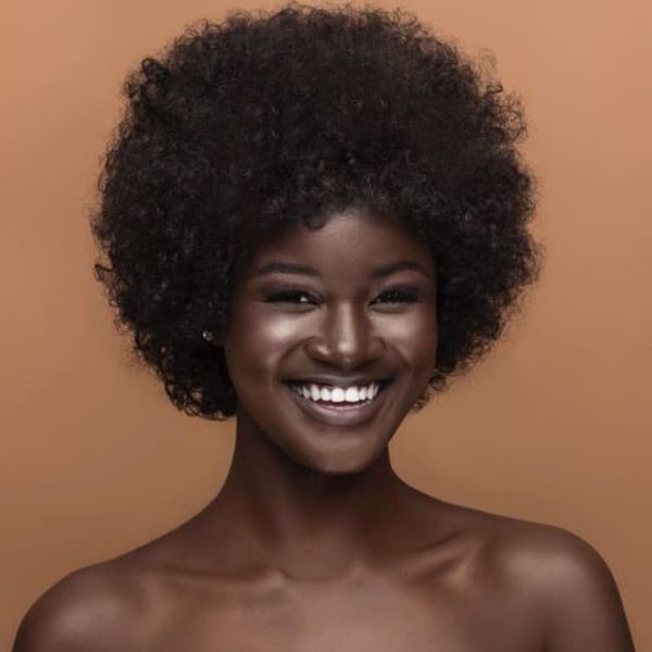 neue Frauenmode die Frisur brasilianisches Haar Afroamerikaner Kurzschnitt verworrene lockige Perücke Simulation menschliches Haar kurze lockige natürliche Perücke