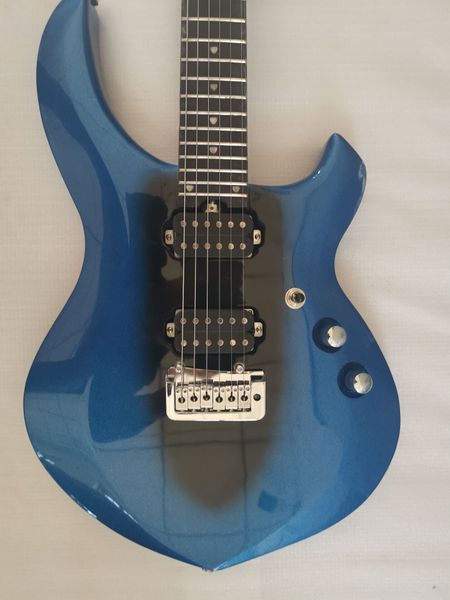 Ernie Ball Music Man John Petrucci Majesty Metallic Blue (schwarze Mitte), Tremolo-Brücke für E-Gitarre, aktive Tonabnehmer, 9-V-Batteriekasten