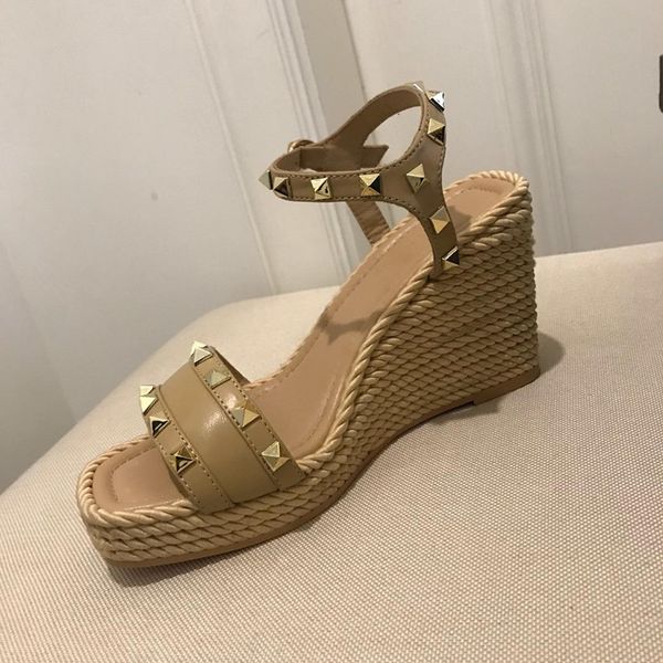 

Новые роскошные заклепки сандалии дизайнер черные женские сандалии на платформе