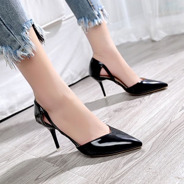 

the new tip black high-heeled shoes in her fine shoes hollow