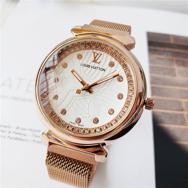 

2023 Новый дизайн Женщины угадают Часы с квадратным циферблатом Кожаный ремешок Ча