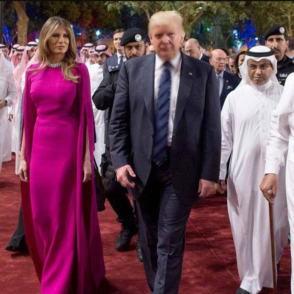Fucsia Melania Trump Mismos vestidos de noche Arabia Saudita Elegante Respetuoso 'Tour Trajes Hasta el suelo Vestidos formales con abrigo largo