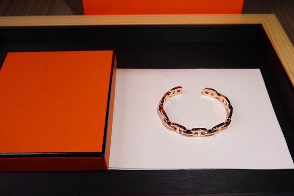 

luxurious and gorgeous asian gold pig nose bracelet, high-end 18k gold-plated classic high-end designer female bracelet, party party wedding, Golden;silver