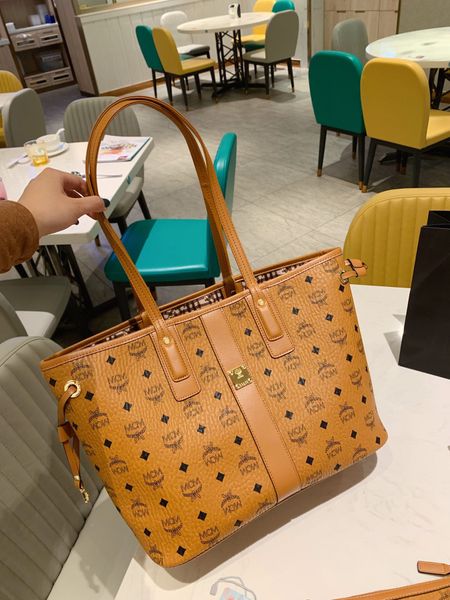 

brand leather handbag women's high-end zipper messenger bag / pockets fashion quality shoulder bag wallet womens postman 19ss mcm b